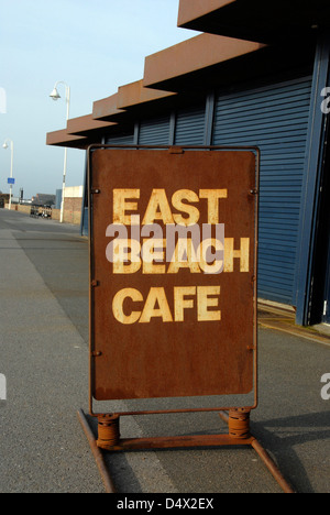 Premiata architettura di East Beach café progettato da Heatherwick Studio sul lungomare di Littlehampton SUSSEX REGNO UNITO Foto Stock