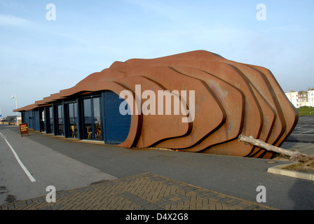 Premiata architettura di East Beach café progettato da Heatherwick Studio sul lungomare di Littlehampton SUSSEX REGNO UNITO Foto Stock