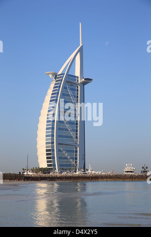 Burj Al Arab dalla spiaggia di Jumeirah, Dubai, Emirati Arabi Uniti Foto Stock