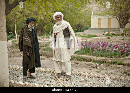 Due elder uomini afghani parlare dopo una Shura riunione Marzo 19, 2013 nella provincia di Helmand, Afghanistan. La shura era tenuto a decidere chi avrebbe il comando afghana per la polizia locale nella zona. Foto Stock