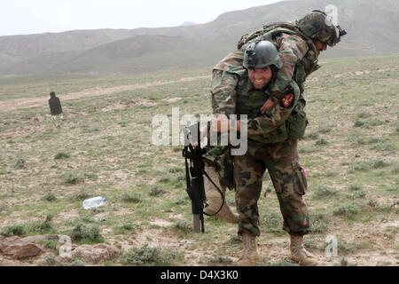 Afghan Commandos con operazioni speciali Kandak effettuare una simulazione di incidente durante un live esercitazioni antincendio Marzo 18, 2013 nella provincia di Herat, Afghanistan. Foto Stock