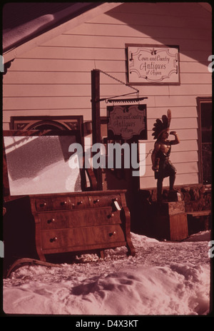 Una fotografia del febbraio 1974 che mostra un commerciante che attira i clienti su una strada Aspen. L'immagine riflette la vivace vita di strada e il commercio locale durante la stagione invernale ad Aspen, Colorado. Foto Stock