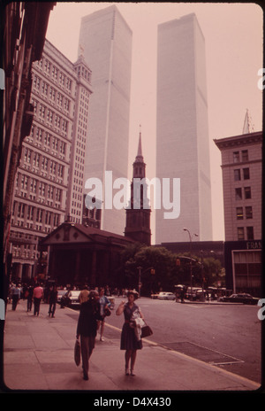 Trinity Church a Lower Broadway, con le torri del World Trade Center che si innalzano alle sue spalle nel maggio 1973. La fotografia cattura la miscela di architettura storica e sviluppo moderno a Lower Manhattan. Foto Stock