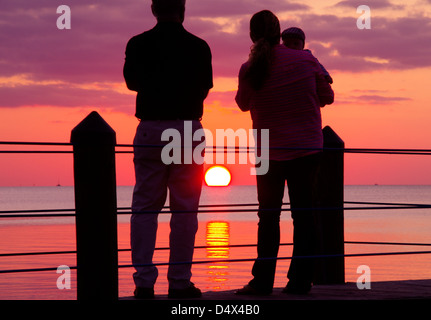 Tramonto al dock di mile marker 88, Key Largo, Florida Keys Foto Stock