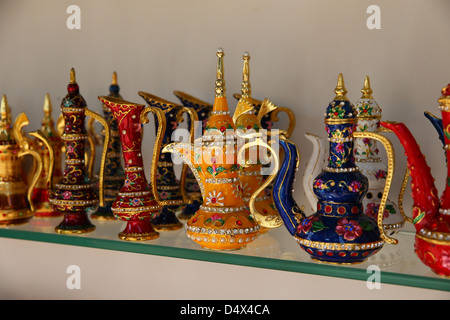 Piccolo negozio di souvenir teiere al mercato in Dubai Emirati Arabi Uniti Foto Stock