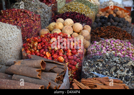 Sacchetti di spezie colorate al mercato souk di Dubai, Emirati Arabi Uniti Foto Stock