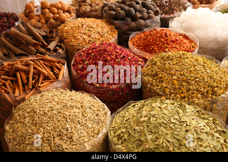 Sacchetti di spezie colorate al mercato souk di Dubai, Emirati Arabi Uniti Foto Stock