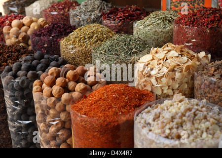 Sacchetti di spezie colorate al mercato souk di Dubai, Emirati Arabi Uniti Foto Stock