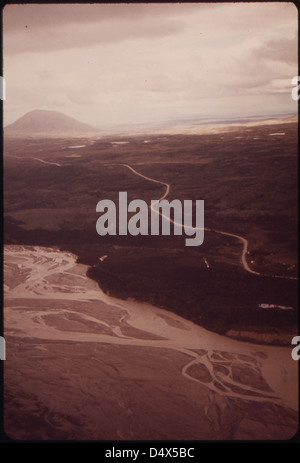 Vista a nord di Donnelly Dome da un punto sul fiume Delta all'interno della catena montuosa dell'Alaska. Qui, il percorso attraversa diagonalmente il telaio tra il fiume e l'autostrada Richardson 08/1973 Foto Stock