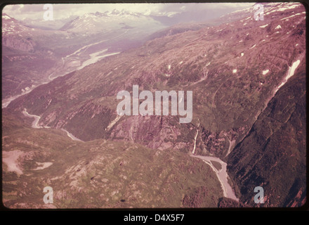 Ammira l'est mostrando Thompson Pass, la tacca leggermente curva in alto a sinistra della foto, il sito del campo di Sheep Creek sul fiume Lowe, la Richardson Highway e il Keystone Canyon. Le cascate Bridal Veil si trovano sulla destra. Miglio 760-769, Alaska Pipeli Foto Stock