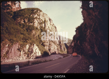 All'interno del Keystone Canyon, guardando verso sud lungo la Richardson Highway. Le scogliere a sinistra si arrampicano per più di 1,000 metri sopra le acque del fiume Lowe. Miglio 766, vicino alla Alaska Pipeline Route 08/1974 Foto Stock