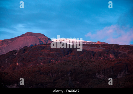 Montagne di assumere un colore viola nel tardo pomeriggio di luce. Foto Stock