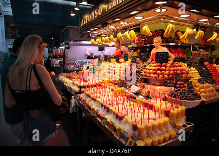 Frutta e succhi di frutta nel Mercat de la Boqueria vicino a Ramblas, Raval, Barcellona, Spagna Foto Stock