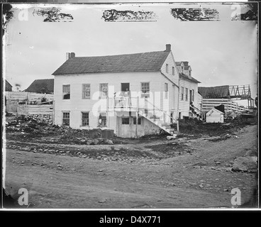 Un ritratto di John Burns, un eroe di Gettysburg, con il suo cottage sullo sfondo, scattato da Mathew Brady. Questa immagine cattura una figura significativa della guerra civile. Foto Stock