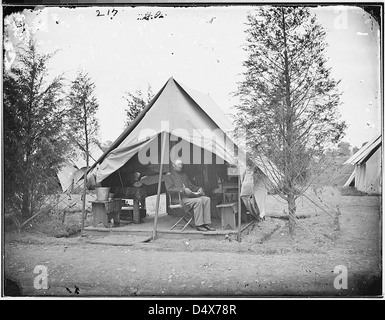 Questa fotografia di Mathew Brady mostra un ufficiale della guerra civile nella sua tenda da del campo, offrendo uno sguardo sulla vita dei soldati dell'Unione durante il conflitto. Foto Stock