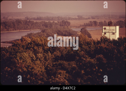 A view of the Missouri River and the grain elevator at White Cloud, Kansas, near Troy, showing the agricultural landscape of the region in September 1974. Foto Stock