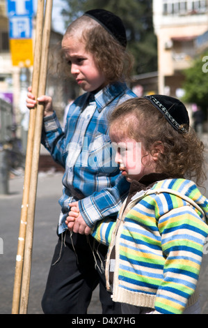 Ebrea ortodossa masterizzazione ragazzi pane e Chametz come parte dei preparativi per le vacanze di Pasqua a Gerusalemme, Israele. Foto Stock