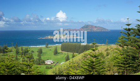 Vista di Philip Island e Nepean Island con fila di Qualità in primo piano, Norfolk Island, in Australia Foto Stock