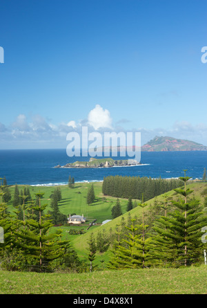 Vista di Philip Island e Nepean Island con fila di Qualità in primo piano, Norfolk Island, in Australia Foto Stock