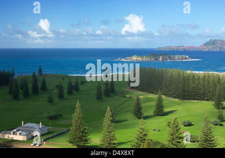 Vista di Philip Island e Nepean Island con fila di Qualità in primo piano, Norfolk Island, in Australia Foto Stock