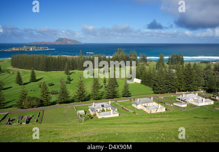 Vista della fila di qualità con Philip Island e Nepean Island in background, Norfolk Island, in Australia Foto Stock