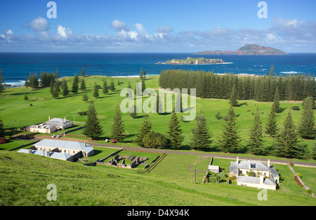 Vista della fila di qualità con Philip Island e Nepean Island in background, Norfolk Island, in Australia Foto Stock