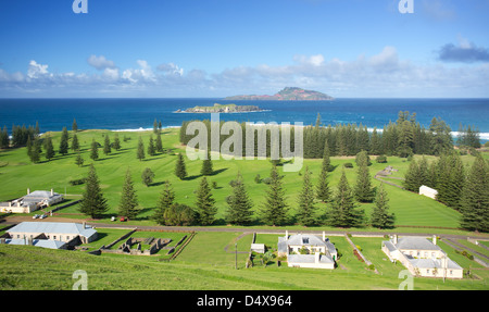 Vista della fila di qualità con Philip Island e Nepean Island in background, Norfolk Island, in Australia Foto Stock