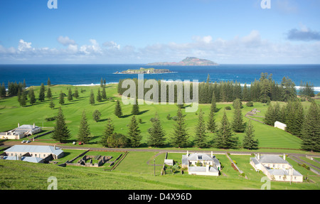 Vista della fila di qualità con Philip Island e Nepean Island in background, Norfolk Island, in Australia Foto Stock