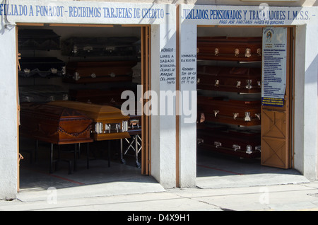 Un funerale home in Oaxaca, Messico apre la sua vetrina per la strada. Foto Stock