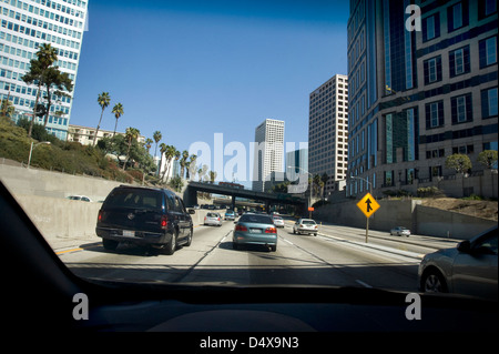 Vista di freeway in downtown Los Angeles attraverso il parabrezza della vettura Foto Stock