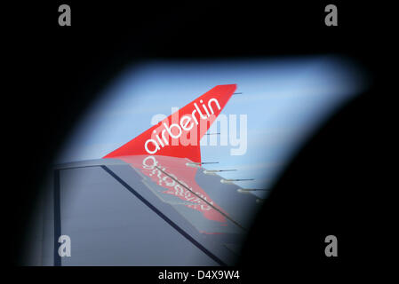 ARCHIV - un file immagine datata 18 gennaio 2013 mostra il logo e i caratteri della compagnia aerea airberlin visibile su un parafango di una macchina durante un volo tra Berlino e Las Palmas (Gran Canaria), Germania. Foto: Rainer Jensen Foto Stock