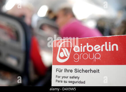 ARCHIV - un file immagine datata 18 gennaio 2013 mostra scheda della compagnia aerea airberlin durante un volo tra Berlino e Gran Canaria, Germania. Foto: Rainer Jensen Foto Stock