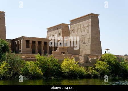 L'Egitto. Vista dal fiume Nilo del Tempio di Iside a Philae (Isola di Agilkia) nel lago Nasser vicino a Aswan. Foto Stock