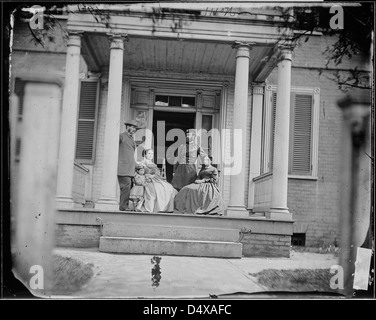 Brevet brigadier generale John E. Mulford, colonnello della terza New York fanteria, con sua moglie e il sig. e la Sig.ra William Allen. Questa foto è stata scattata sotto il portico del sig. Allen casa a Richmond, Virginia. Foto Stock