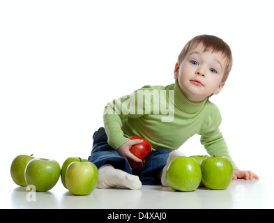 Bambino con cibo sano rosso e mele verdi Foto Stock