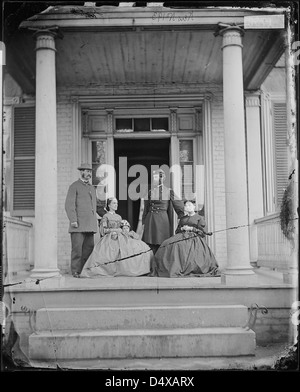 Brevet brigadier generale John E. Mulford, colonnello della terza New York fanteria, con sua moglie e il sig. e la Sig.ra William Allen. Questa foto è stata scattata sotto il portico del sig. Allen casa a Richmond, Virginia. Foto Stock