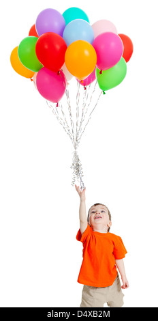 Sorridente baby boy con mazzetto di coloratissimi ballons nella sua mano. Isolato su bianco. Foto Stock