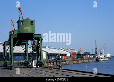 La gru e il porto fluviale in Asunción, Paraguay. Foto Stock