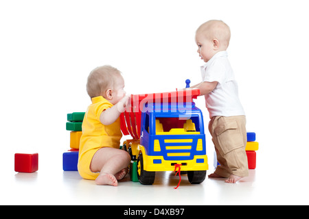 Due piccoli bambini che giocano insieme con i giocattoli di colore Foto Stock