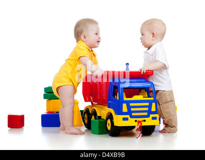 Due bambini piccoli a giocare con i colori dei giocattoli Foto Stock