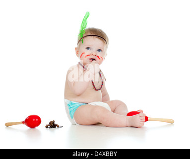 Funny baby come ragazzo indiano con le maracas e piuma Foto Stock