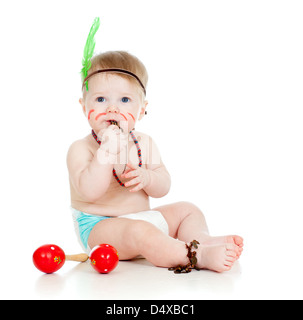 Funny baby come ragazzo indiano con le maracas e piuma Foto Stock