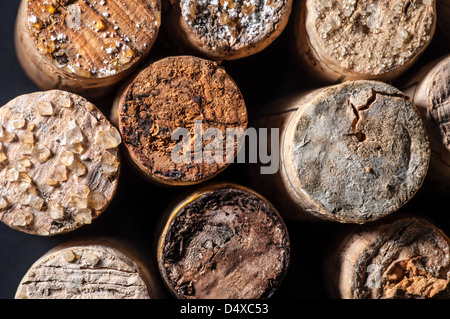 Acido vino cade fuori in vecchie bottiglie e si trasforma in cristalli sulla tappi e nel vino Foto Stock