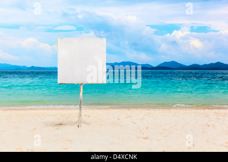 Questo è vuoto bianco cartello sulla spiaggia tropicale Foto Stock
