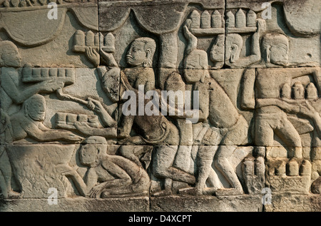 Il bassorilievo scolpito in pietra della galleria esterna lato sud, tempio Bayon, Angkor Thom, Siem Reap, Cambogia Foto Stock