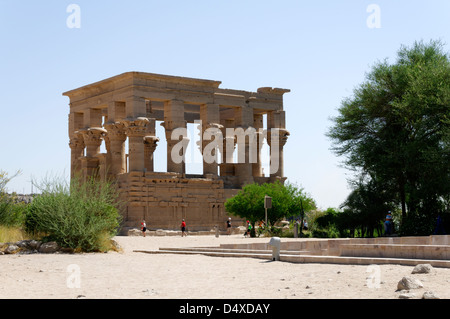 Philae. L'Egitto. Vista del chiosco di imperatore romano Traiano a Philae (Isola di Agilkia) nel lago Nasser. Foto Stock