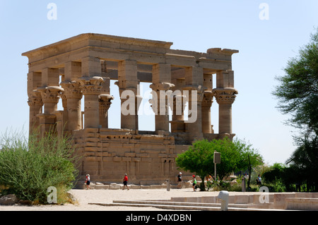 Philae. L'Egitto. Vista del chiosco di imperatore romano Traiano a Philae (Isola di Agilkia) nel lago Nasser. Foto Stock