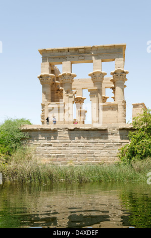 Philae. L'Egitto. Vista del chiosco di imperatore romano Traiano a Philae (Isola di Agilkia) nel lago Nasser. Foto Stock