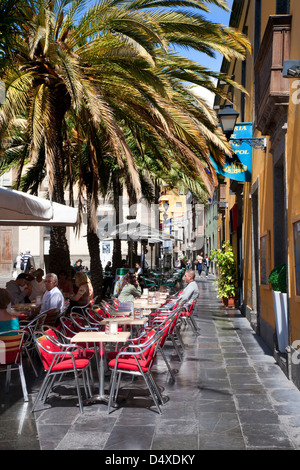 LAS PALMAS CAPITALE DI GRAN CANARIA. Un tipico Street nella città vecchia con posti a sedere per i pasti e le bevande Foto Stock