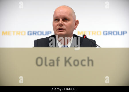 La metropolitana di CEO e presidente del consiglio di amministrazione, l'Olaf Koch assiste il rendiconto finanziario conferenza stampa della vendita al dettaglio e di vendita all'ingrosso e cash and carry Metro di gruppo a Duesseldorf in Germania, 20 marzo 2013. La metropolitana ha dichiarato che il suo utile netto nel 2012 è diminuito notevolmente da quasi 90 percento a soltanto 101 milioni di euro. Foto: FEDERICO GAMBARINI Foto Stock